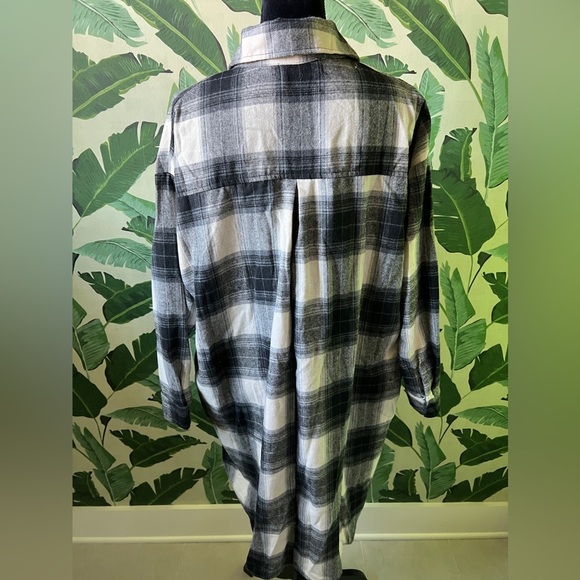 CJLA Long Flannel Button Down Tunic Shirt Top Black Cream Plaid Size M - Picture 3 of 5